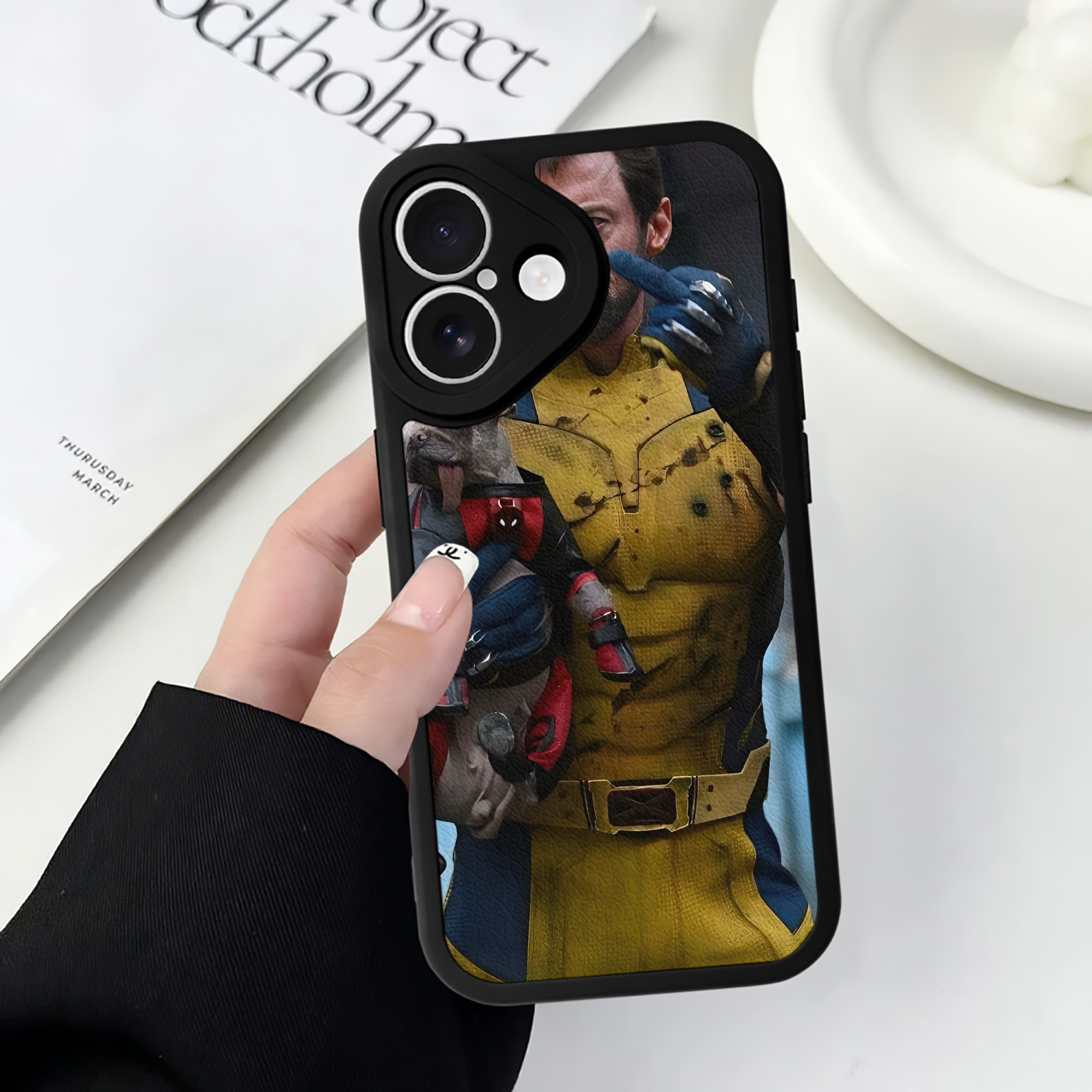 （画像用） Deadpool デッドプール 【iPhone 16シリーズ対応】シリコンスマホケース（レザー調） 材質：シリコン